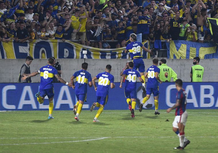 FOTO: Boca levanta el trofeo del Torneo de Verano 2022.