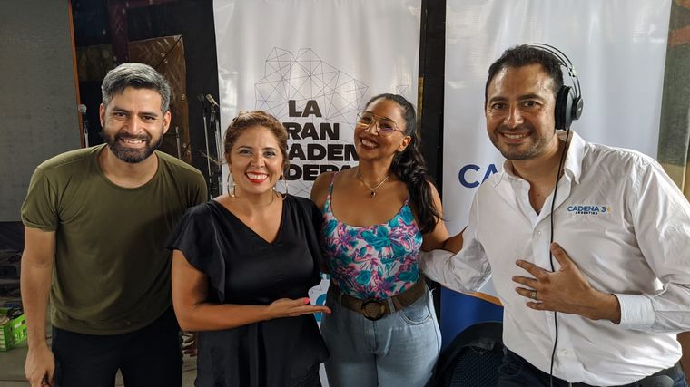 Flor Paz anticipó su show en la Plaza Próspero Molina.