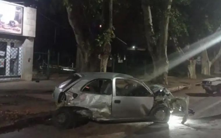 Un Chevrolet Corsa envistió a un Fiat Uno estacionado en Avenida San Martín.