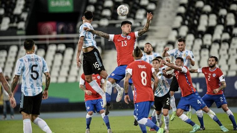 El inglés nacionalizado Brereton Díaz puso el 1-1 para Chile ante Argentina.
