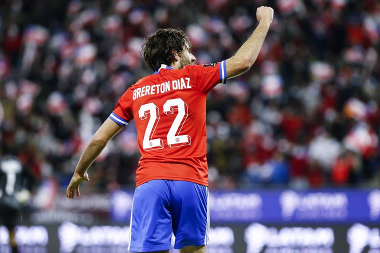 FOTO: El inglés nacionalizado Brereton Díaz puso el 1-1 para Chile ante Argentina.