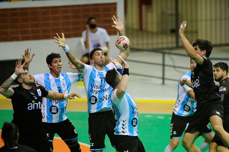 FOTO: Argentina le ganó a Uruguay en handball y se clasificó al Mundial 2023.