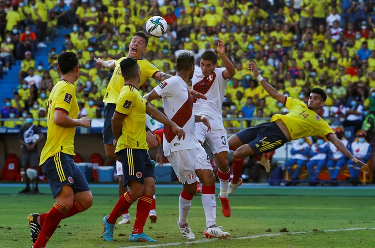 FOTO: Perú y Colombia, un duelo clave.