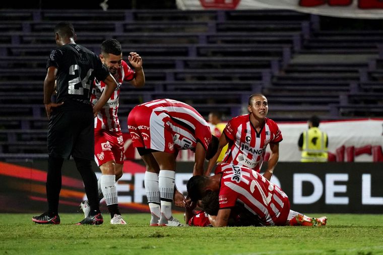 Instituto se va invicto de Uruguay y con un nuevo trofeo. Foto: (Prensa IACC)