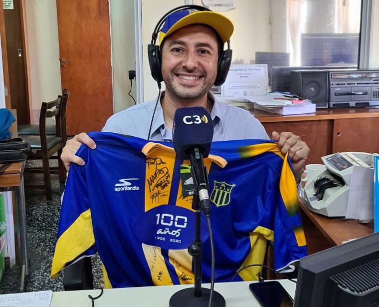 Raúl Monti con la camiseta de Sportivo Isla Verde.