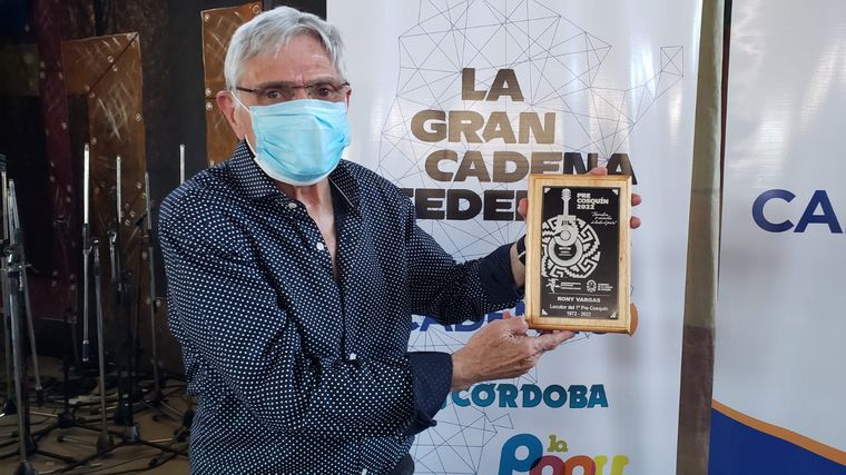 FOTO: Rony Vargas fue reconocido en Cosquín.