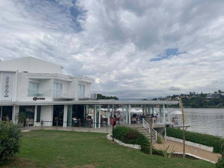 Bravo Café, un restaurante con vista panorámica en Carlos Paz
