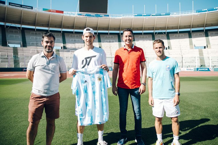 FOTO: Thiem (con la camiseta argentina), una baja sensible en el Córdoba Open.