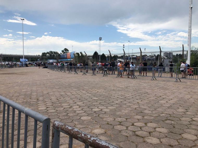 FOTO: Demoras para retirar las entradas de Argentina-Colombia