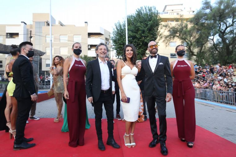 Los artistas llenaron de glamour la alfombra roja de los Premios Carlos.