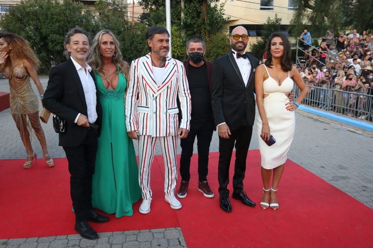 Los artistas llenaron de glamour la alfombra roja de los Premios Carlos.