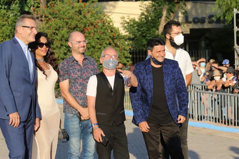 Los artistas llenaron de glamour la alfombra roja de los Premios Carlos.