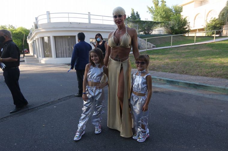 Los artistas llenaron de glamour la alfombra roja de los Premios Carlos.