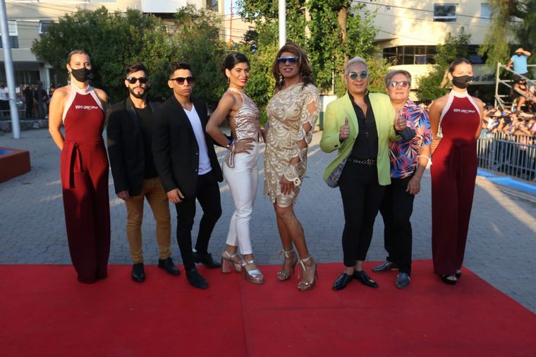 La alfombra roja se llenó de impactantes looks de artistas y famosos.