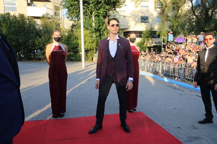 La alfombra roja se llenó de impactantes looks de artistas y famosos.