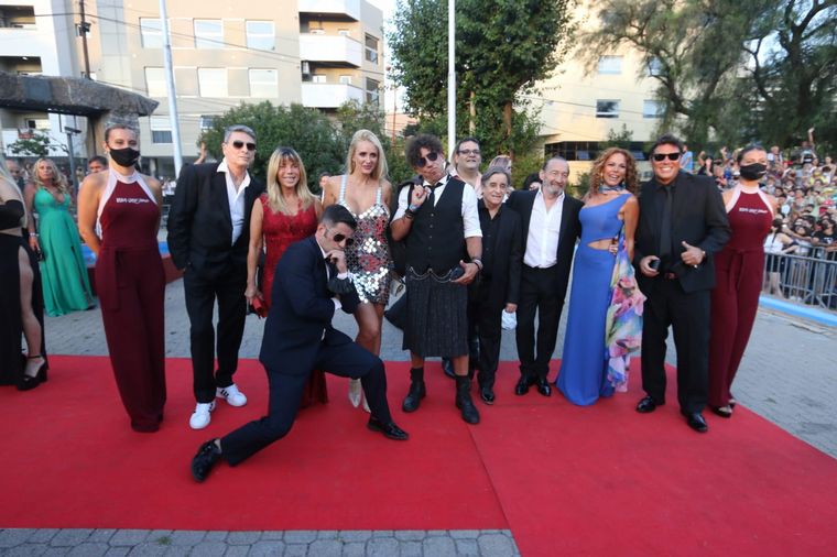 La alfombra roja se llenó de impactantes looks de artistas y famosos.