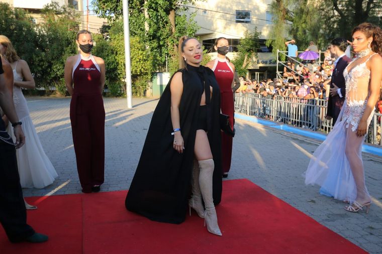 La alfombra roja se llenó de impactantes looks de artistas y famosos.