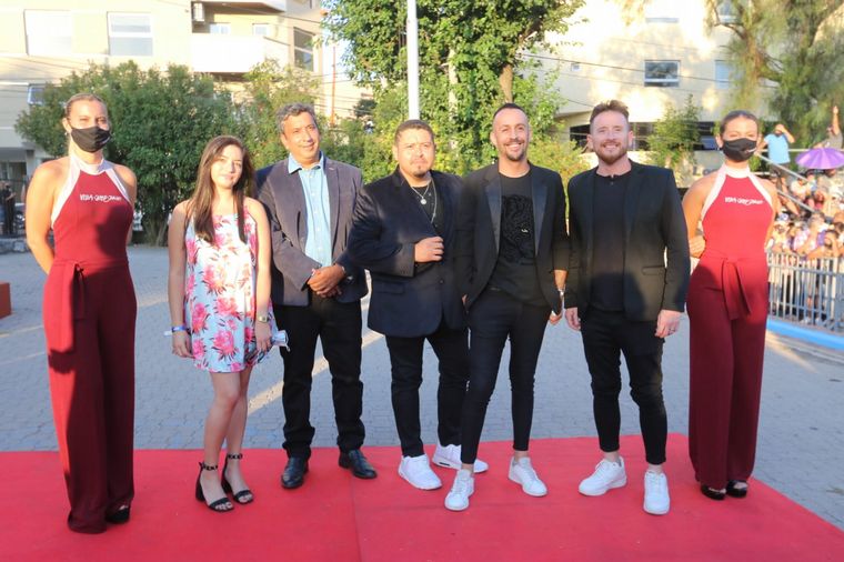 La alfombra roja se llenó de impactantes looks de artistas y famosos.