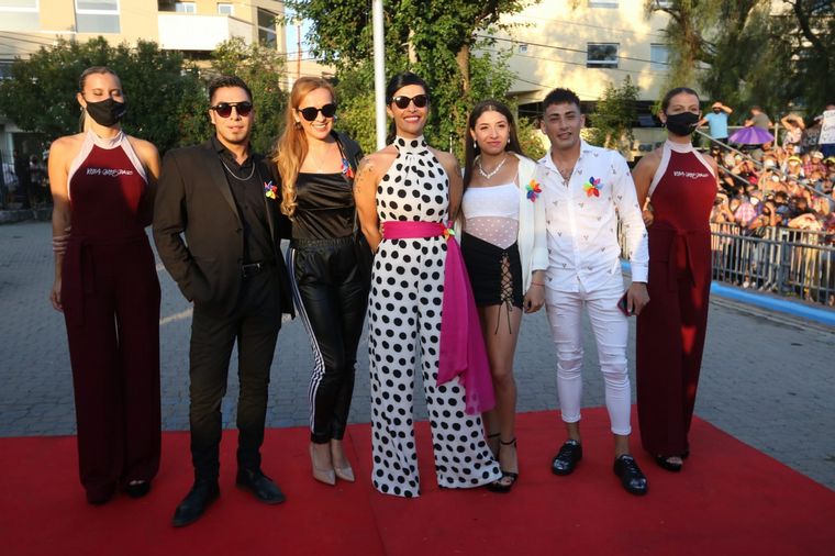 La alfombra roja se llenó de impactantes looks de artistas y famosos.