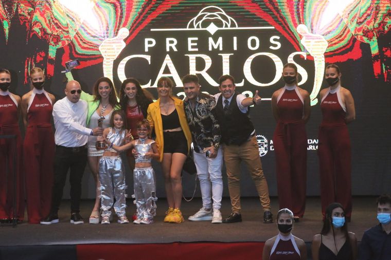 La alfombra roja se llenó de impactantes looks de artistas y famosos.