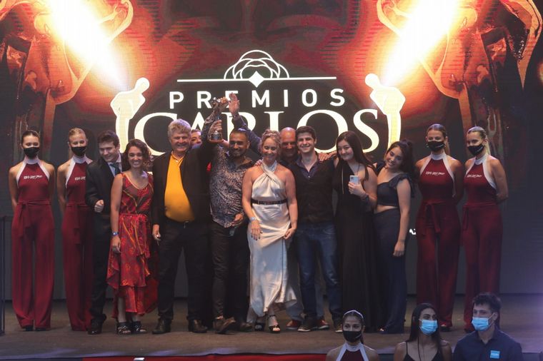 La alfombra roja se llenó de impactantes looks de artistas y famosos.