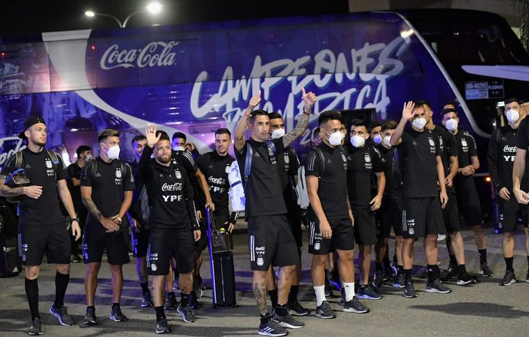 FOTO: La Selección arribo a Córdoba ante un centenar de hinchas. (Foto:@ConLaGenteRos)