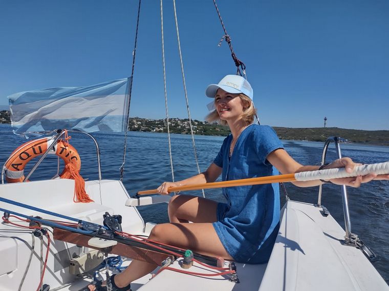 Un paseo soñado en velero por el lago San Roque