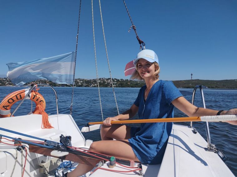 Un paseo soñado en velero por el lago San Roque