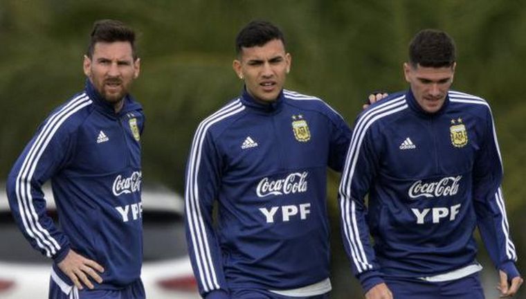 FOTO: Messi, De Paul y Paredes alentaron a la Selección por videollamada