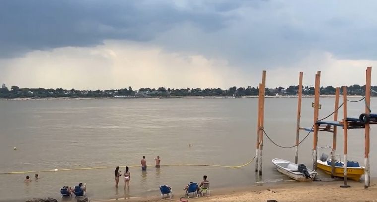 Club del Río se encuentra en la Isla La Invernada, a pocos kilómetros de Rosario.