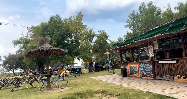 Club del Río se encuentra en la Isla La Invernada, a pocos kilómetros de Rosario.