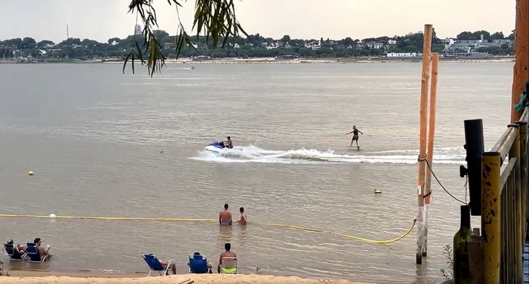 Club del Río se encuentra en la Isla La Invernada, a pocos kilómetros de Rosario.