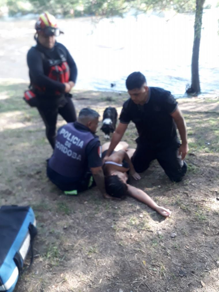 Policías rescataron a dos mujeres de la creciente en Cosquín