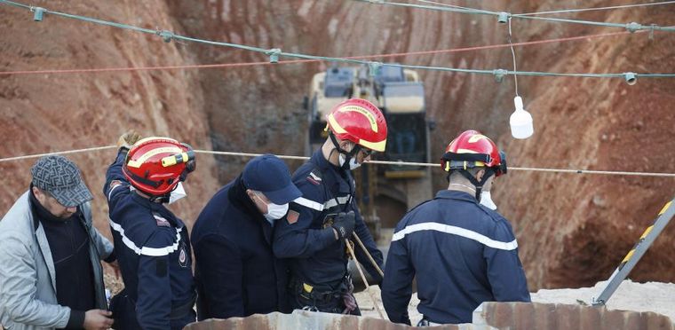 Los rescatistas lograron sacar al niño marroquí del pozo de 32 metros. (Foto: AFP)