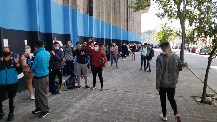 FOTO: Hinchas de Belgrano hacen fila para comprar sus entradas