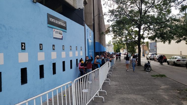 Hinchas de Belgrano hacen fila para comprar sus entradas