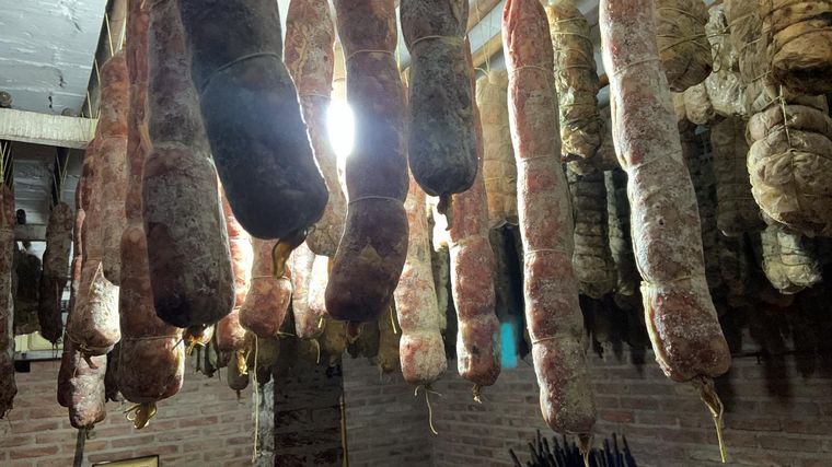 Norma Londero cuenta cómo se hace salame en Colonia Caroya