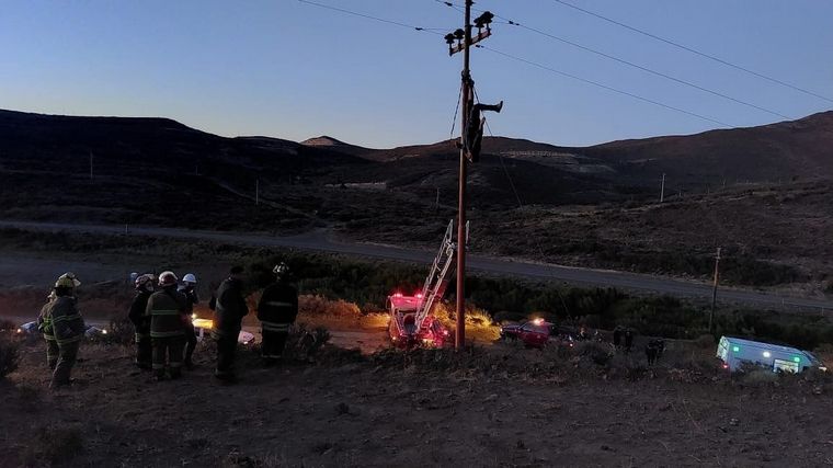 Estaba robando cables, tropezó y quedo colgado por dos horas. (Foto: FM El Chubut)