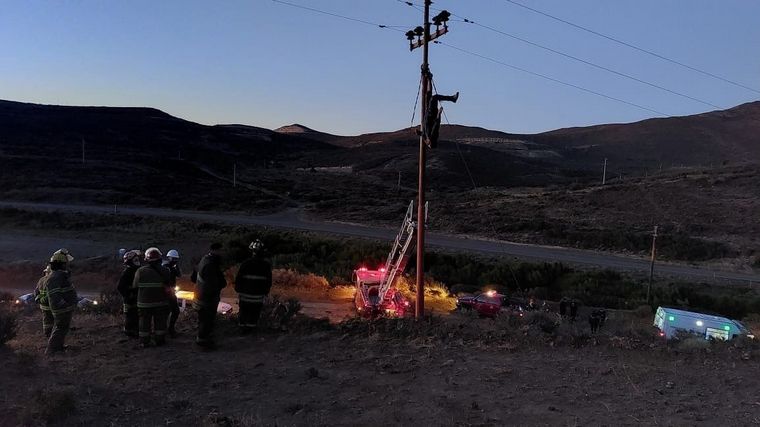 FOTO: Estaba robando cables, tropezó y quedo colgado por dos horas. (Foto: FM El Chubut)