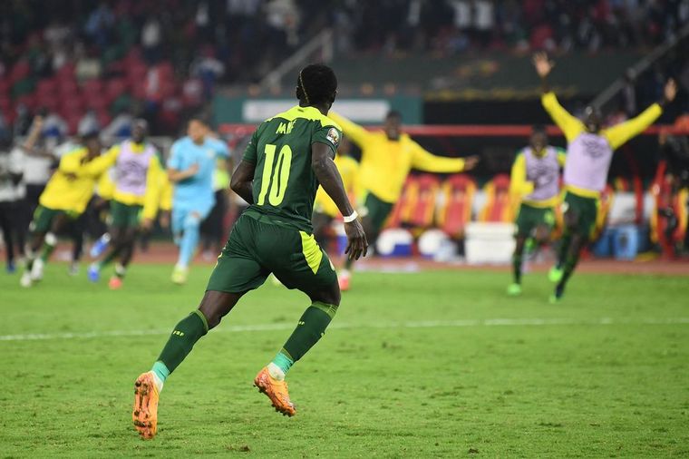 FOTO: Sadio Mané le dio la Copa África a su país.