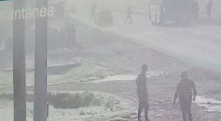 Intentó sobrepasar un micro y mató a una mujer y a su hija