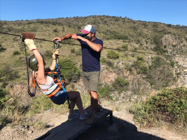 Tirolesa en Alpa Corral, una opción de aventura sobre el río.