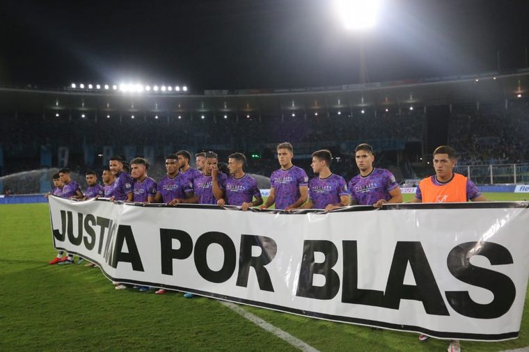 FOTO: Homenaje a Blas Correas en la previa del clásico entre Belgrano y Talleres. 