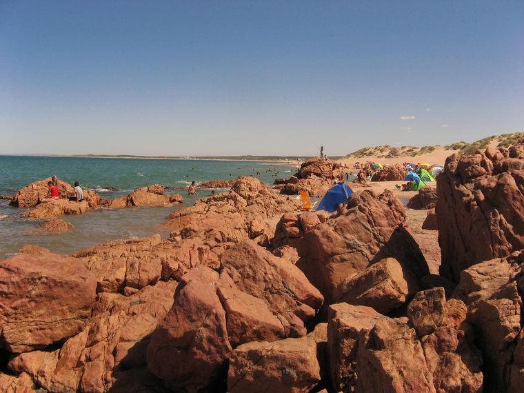 Esta playa está plagada de piedras de 500 millones de años (Foto: Georgi79-Flickr)