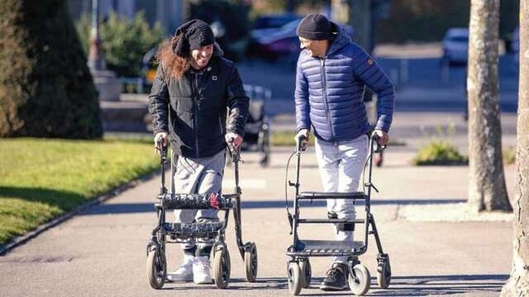 FOTO: Una innovadora cirugía les devolvió las piernas a tres personas parapléjicas