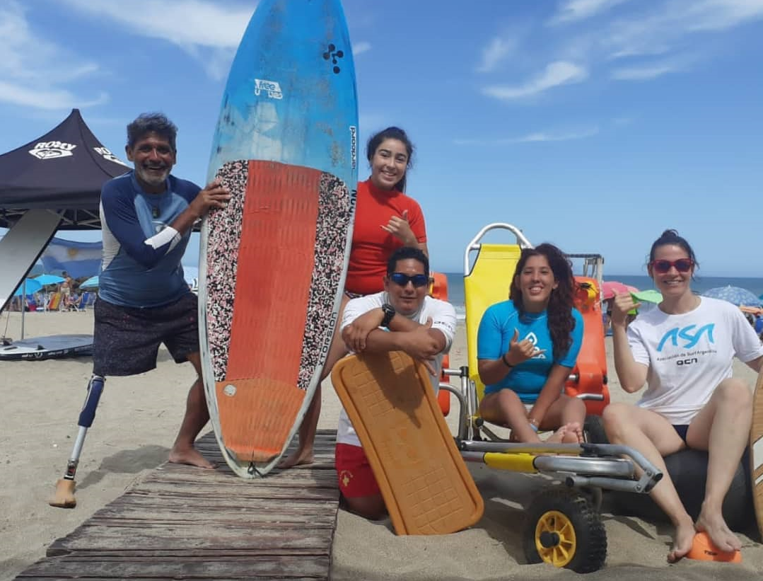 FOTO: Santa Clara Surf la escuela de surf adaptado de Georgina Melatini