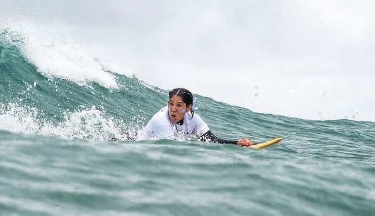 Georgina Melatina es bicampeona sudamericana de surf adaptado