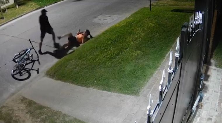 La joven sufrió el robo de su celular y la bicicleta.