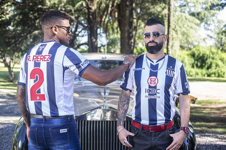 FOTO: Rafael Pérez y Michael Santos posan con la camiseta nueva albiazul.
