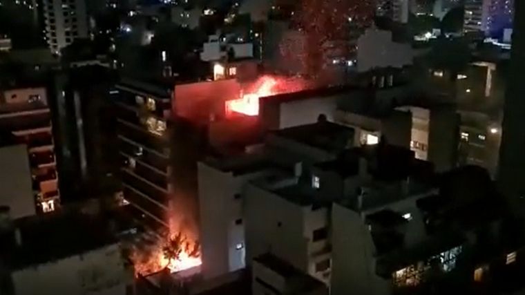 FOTO: Un voraz incendio tuvo lugar en un edificio en el barrio porteño de Belgrano.